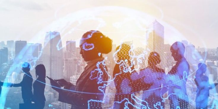 Silhouetten von Geschäftsleuten vor einer modernen Skyline mit digitaler Weltkarte – Symbol für internationale Zusammenarbeit und globale Vernetzung.