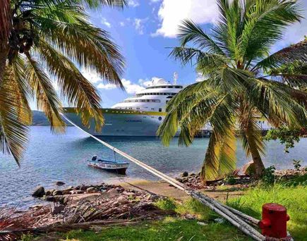 Schiff im Meer an Strand mit Palmen