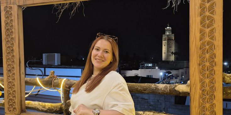 Tamara Thiemann in einem Holzbilderrahmen 