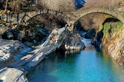Brücke über Fluss im Verzasca Tal