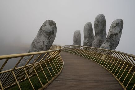 Wahrzeichen der Region Da Nang ist die Golden Bridge in den Ba Na Hills, die von einer riesigen gemeiselten Hand gehalten wird und als architektonisches Meisterwerk gilt