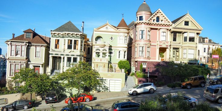 Historische Häuser Painted Ladies auf Straße in San Francisco