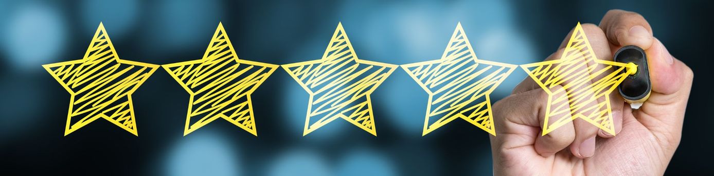 Hand zeichnet fünf gelbe Sterne auf dunklem Hintergrund – Symbol für Kundenzufriedenheit, Servicequalität und positive Bewertungen.