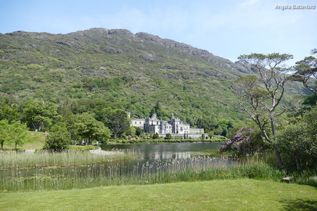 Irland Haus zwischen Berg und Fluss