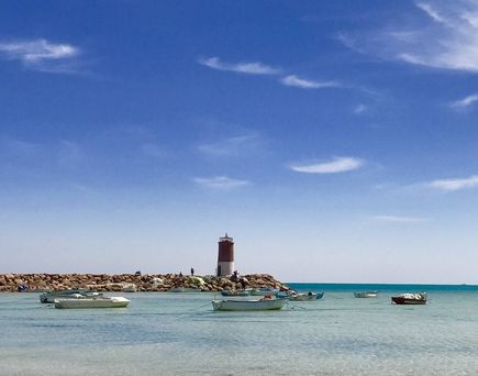 Blick auf Boote im ruhigen Meer auf Djerba