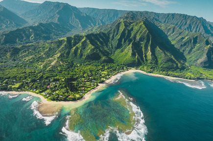 Grüne Landschaft, Meer und Berge auf der Insel Kaua´i Hawaii in USA