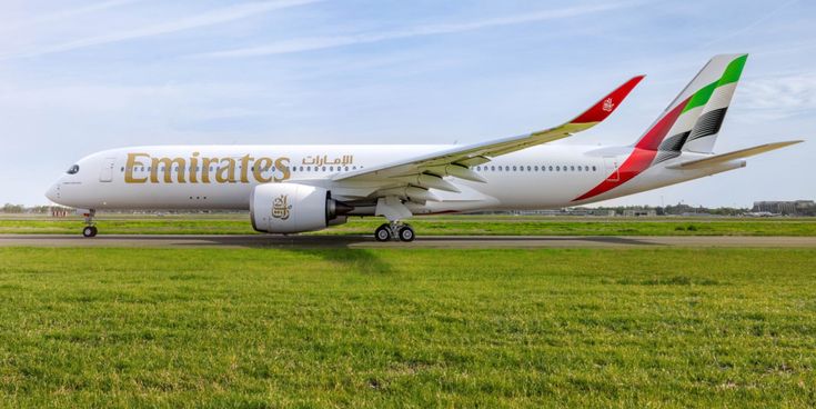 Flugzeug Emirates A350 rollt am Flughafen zur Landebahn