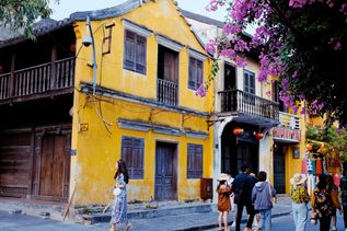 Alte gelbe Holzhäuser in der Altstadt von Hoi An