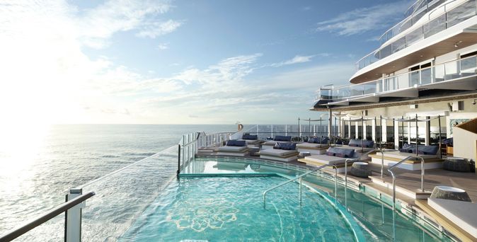 Pool auf dem großen Kreuzfahrtschiff MSC Explora