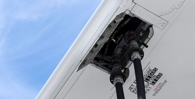 Flugzeug wird betankt