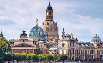 Blick auf die barocke Altstadt Dresdens mit der Frauenkirche und der Kunstakademie an der Elbe.
