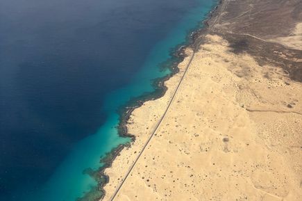 Blick aus dem Flugzeug beim Landeanflug auf Fuerteventura