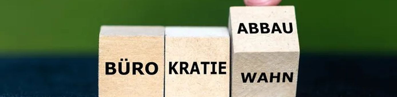 Holzwürfel mit den Worten Bürokratieabbau, symbolisch für den Wegfall der A1-Bescheinigungspflicht