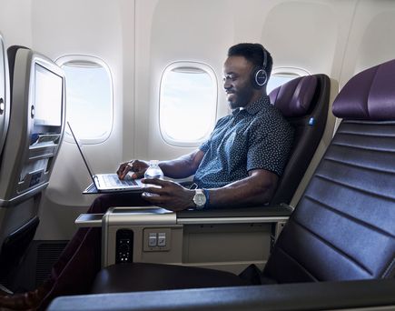 Fluggast in der neuen Sitzkategorie United Premium Plus von United Airlines