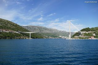 Brücke am Meer zwischen Bergen in Kroatien