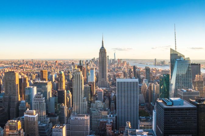 Skyline von New York City bei Sonnenuntergang, Blick auf Empire State Building.
