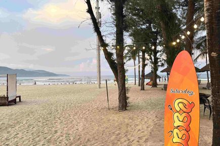 Strandabschnitt am Pullmann Danag mit Surfboard im Sand