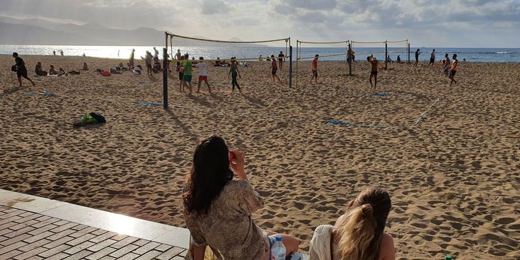 Am Sandstrand Playa de Las Canteras in Las Palmas auf Gran Canaria
