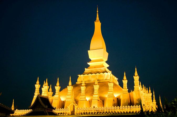 Gelblich angeleuchtetes Gebäude in Laos