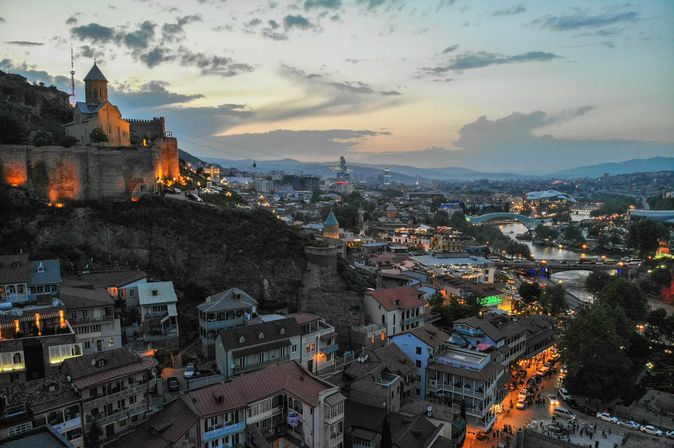 Berghügel in Tiflis, Georgien