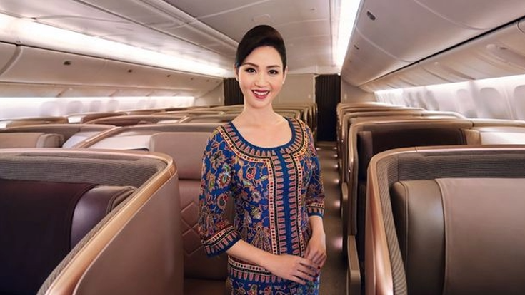 Business Class von Singapore Airlines mit Flugbegleiterin