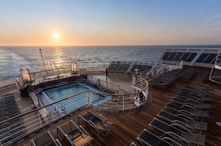 Pooldeck im Sonnenuntergang auf Queen Mary 2