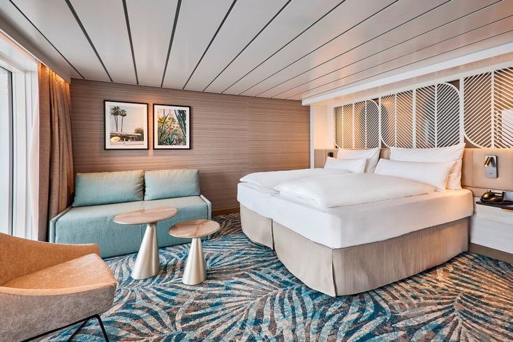 Bar mit gedeckten Tischen und Stühlen auf Mein Schiff Flow