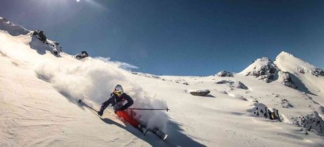 Skifahrer bei der Abfahrt in Österreich