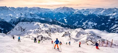 Tirol: Skifahrer auf der Piste