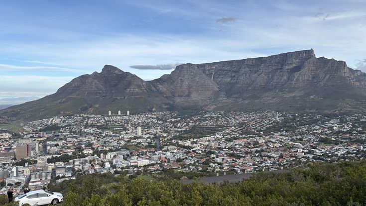 Panoramablick vom Signal Hill auf Kapstadt und den markanten Tafelberg unter blauem Himmel.