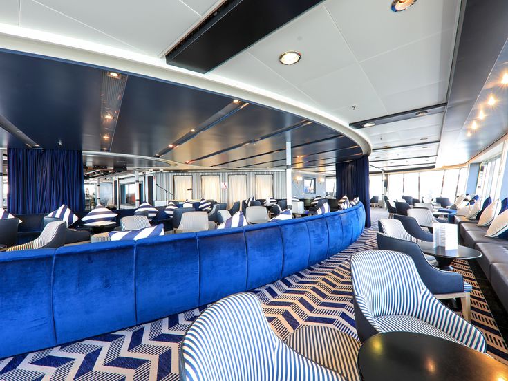 Blick auf den Außenpool mit Liegen 