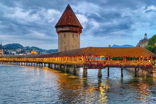 Kapellbrücke und Wasserturm in Luzern am Vierwaldstättersee, Schweiz