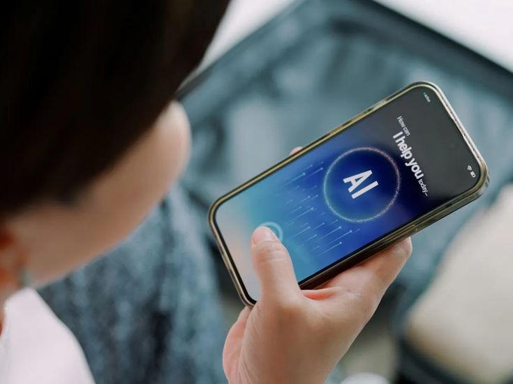 Reisender hält Smartphone mit KI-Anwendung in der Hand