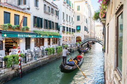 Gondel und Brücke in Canal von Venedig Altstadt