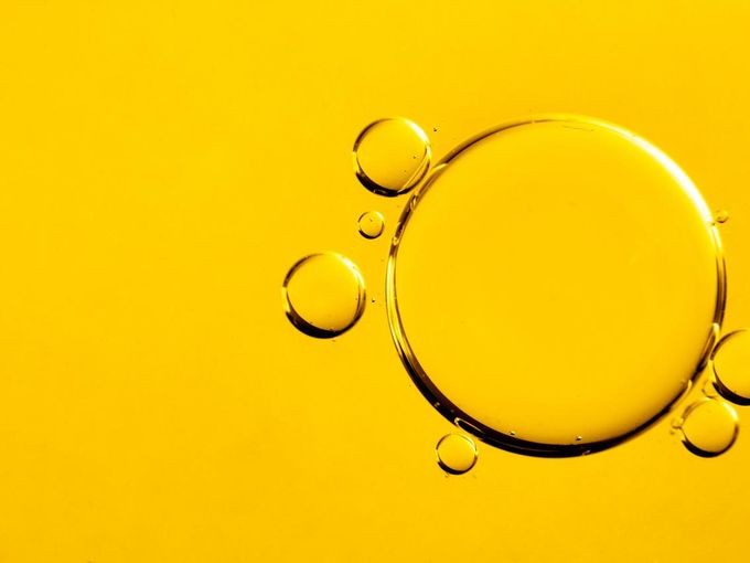 Kleine und große Luftblasen in gelbem Speiseöl