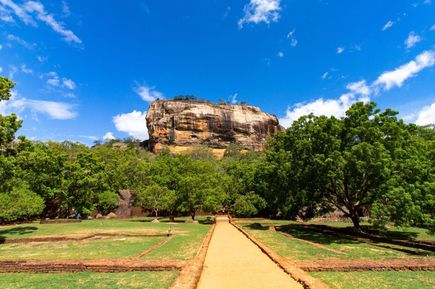 Felsen in Garten in Sigiriya auf Sri Lanka (Indischer Ozean in Asien)