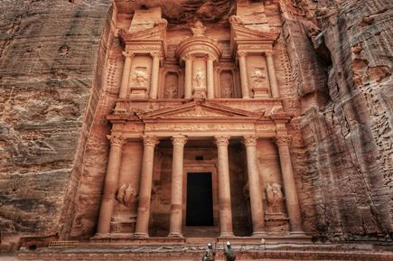 Die Felsenstadt Petra, mitten in der Wüste von Jordaniens