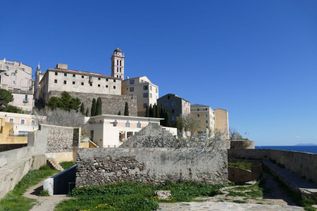 Blick auf Burgfestung auf Fels thronend