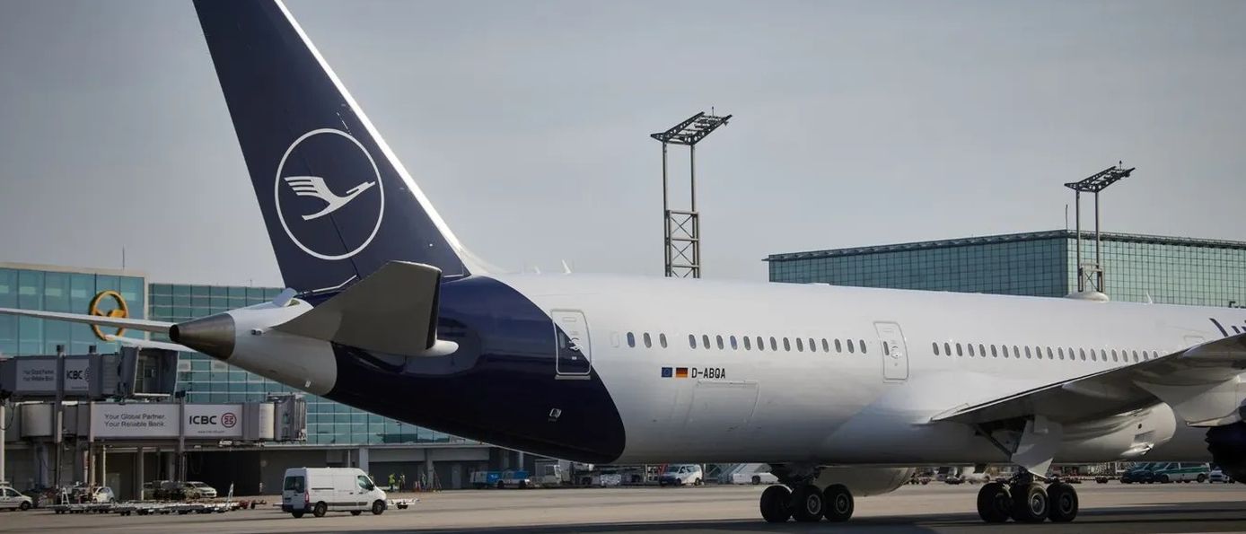 Lufthansa Flugzeug auf dem Rollfeld, Netzwerkkonsolidierung und neuer Economy-Basic-Tarif 2026