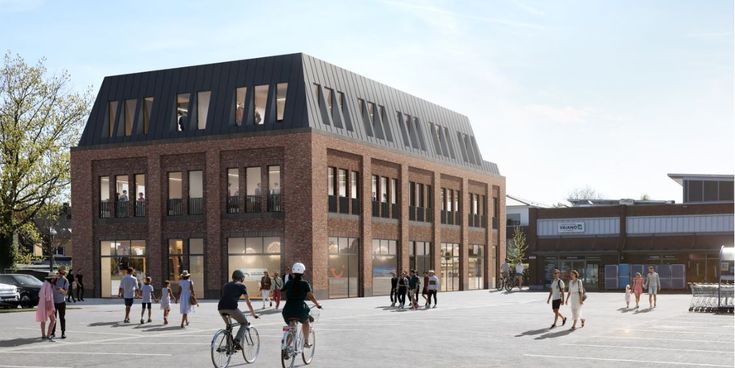 Modernes Backsteingebäude mit großen Fenstern und dunklem Dach, umgeben von Fußgängern und Radfahrern auf einem Platz – architektonische Visualisierung eines Büro- oder Geschäftshauses bei sonnigem Wetter.