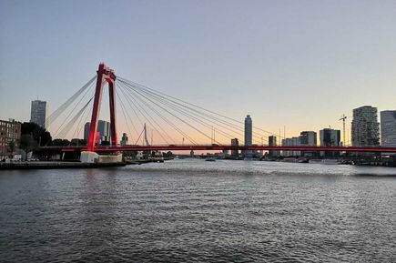 Rote Brücke in Rotterdam