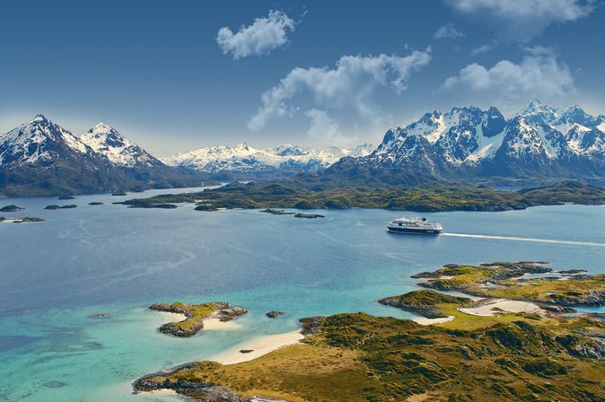 Hurtigruten im Fjord