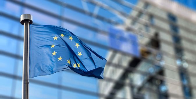 Europaflagge vor dem Europäischen Parlamanet
