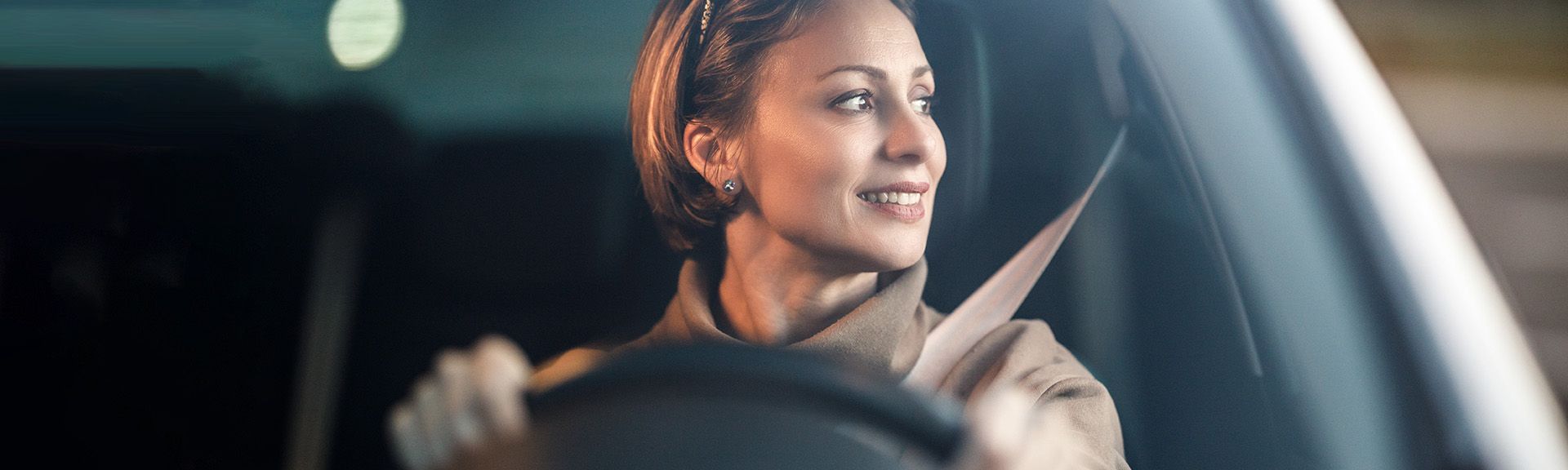 Angeschnallte Frau am Steuer eines Autos