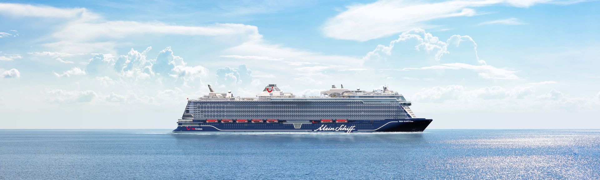 Mein Schiff Flow ist auf dem Meer unterwegs