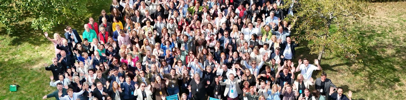 LCC Forum 2026 - Gruppenbild der Tagung vieler Lufthansa City Center Reisebüros