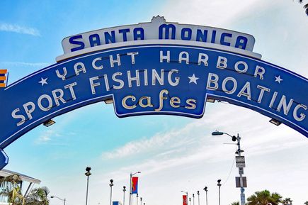 Schild an Straße in Santa Monica Pier