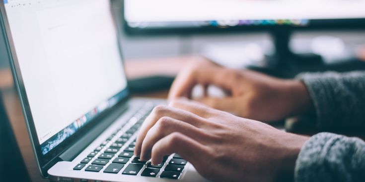 Hände eines Mannes am Laptop