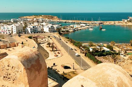 Blick hinab auf Küste und Hafen in der Stadt Monastir in Tunesien