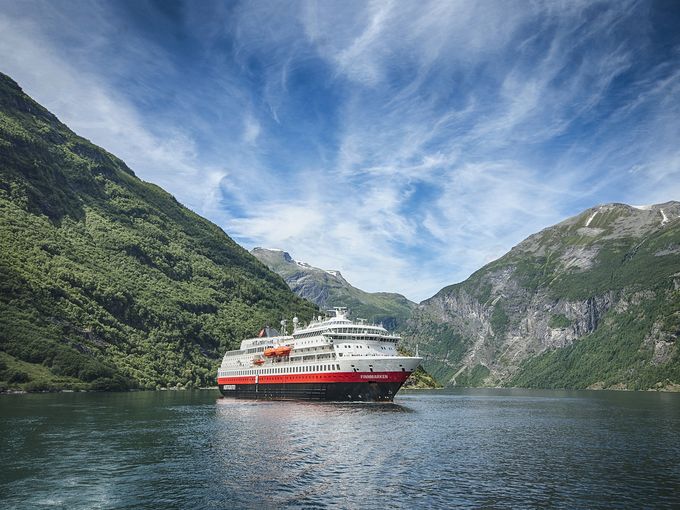 MS Finnmarken in einem Fjord 